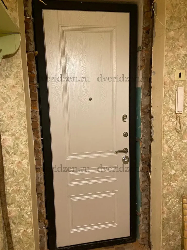 Входная дверь в квартиру вид изнутри